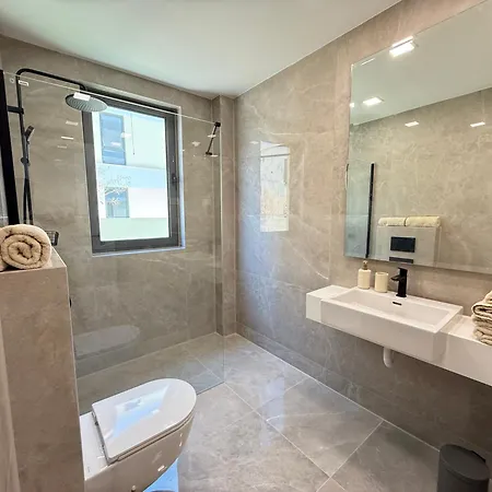 Arborea, Luxury With Private Yard 아파트 *