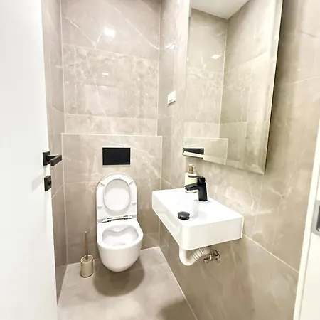 Arborea, Luxury With Private Yard Apartman